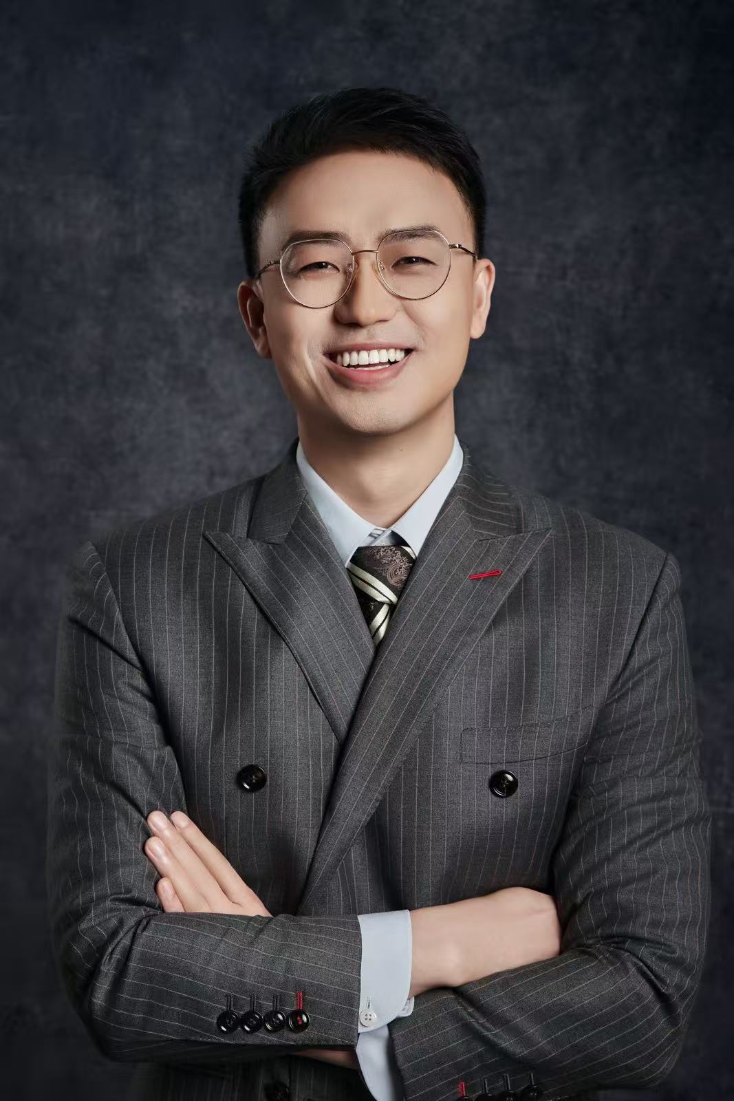 微笑的郑璇律师